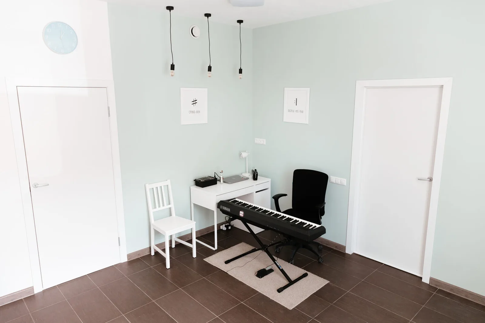 Уютный зал для занятий вокалом с клавишами Yamaha