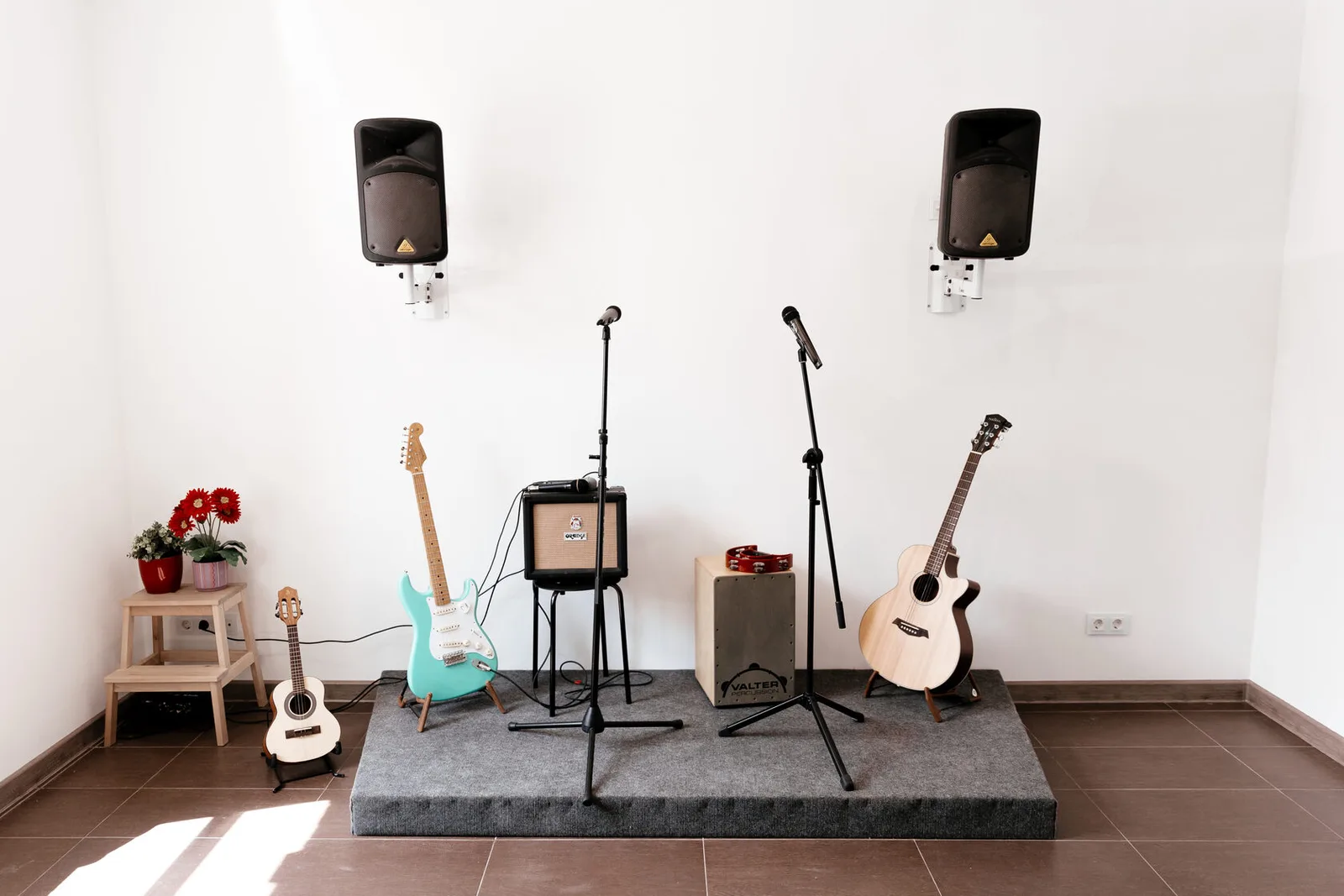 Концертная площадка с инструментами и аппаратурой